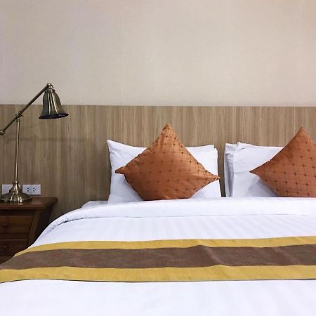 Nine Smiths Hotel Chiangmai Чиангмай Екстериор снимка