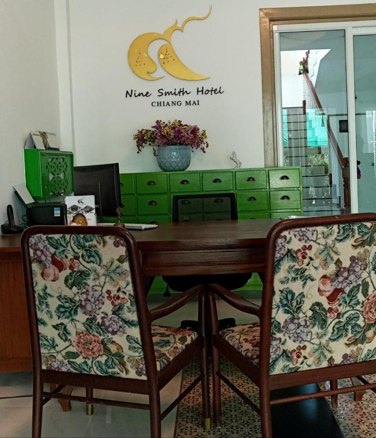 Nine Smiths Hotel Chiangmai Чиангмай Екстериор снимка