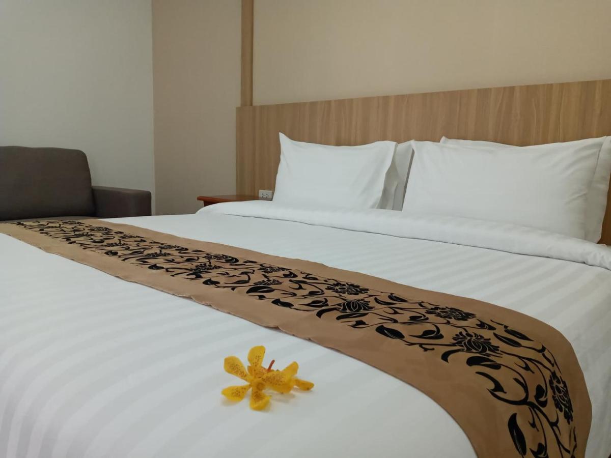 Nine Smiths Hotel Chiangmai Чиангмай Екстериор снимка