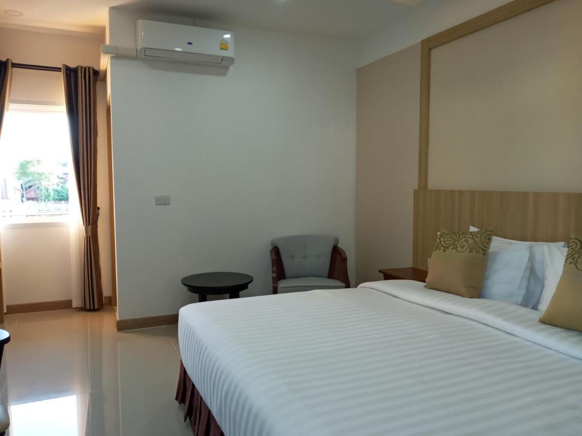 Nine Smiths Hotel Chiangmai Чиангмай Екстериор снимка