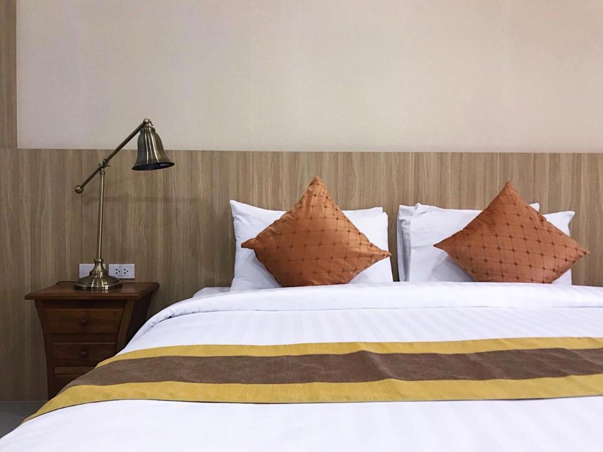 Nine Smiths Hotel Chiangmai Чиангмай Екстериор снимка